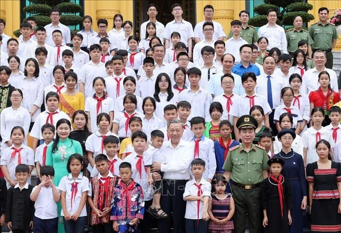 Chủ tịch nước Tô Lâm với các đại biểu. (Ảnh: TTXVN)