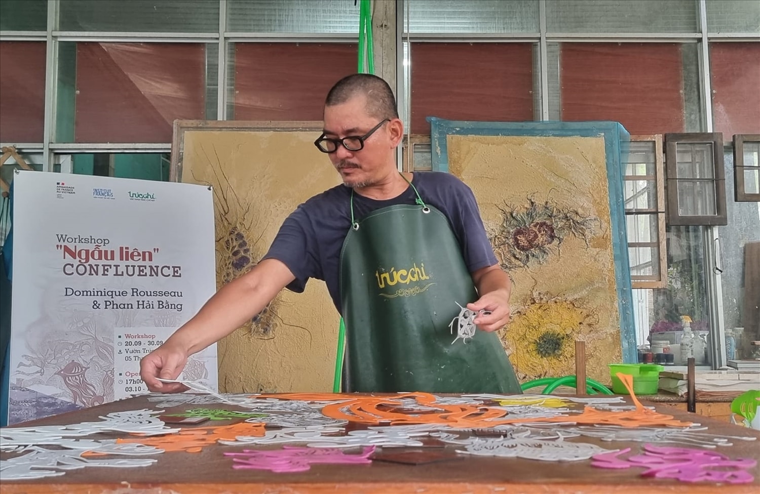 Họa sĩ Phan Hải Bằng với nghệ thuật trúc chỉ.