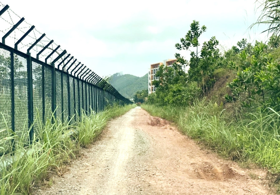 Do không được tu sửa vì nằm trong dự án, tuyến đường trong thôn Khe Mai  đã xuống cấp nghiêm trọng