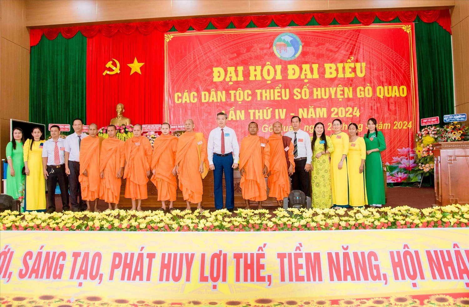 Ông Nguyễn Lưu Trung , Phó Chủ tịch UBND tỉnh, Trưởng Ban chỉ đạo Đại hội đại biểu các DTTS tỉnh Kiên Giang lần thứ IV, năm 2024 chụp ảnh lưu niệm cùng các vị trong Thường trực Hội đoàn kết sư sãi yêu nước tỉnh Kiên Giang và các Đại biểu cấp cơ sở là người DTTS Ông Nguyễn Lưu Trung , Phó Chủ tịch UBND tỉnh, Trưởng Ban Chỉ đạo Đại hội đại biểu các DTTS tỉnh Kiên Giang lần thứ IV, năm 2024 chụp ảnh lưu niệm cùng các vị trong Thường trực Hội đoàn kết sư sãi yêu nước tỉnh Kiên Giang và các Đại biểu cấp cơ sở là người DTTS