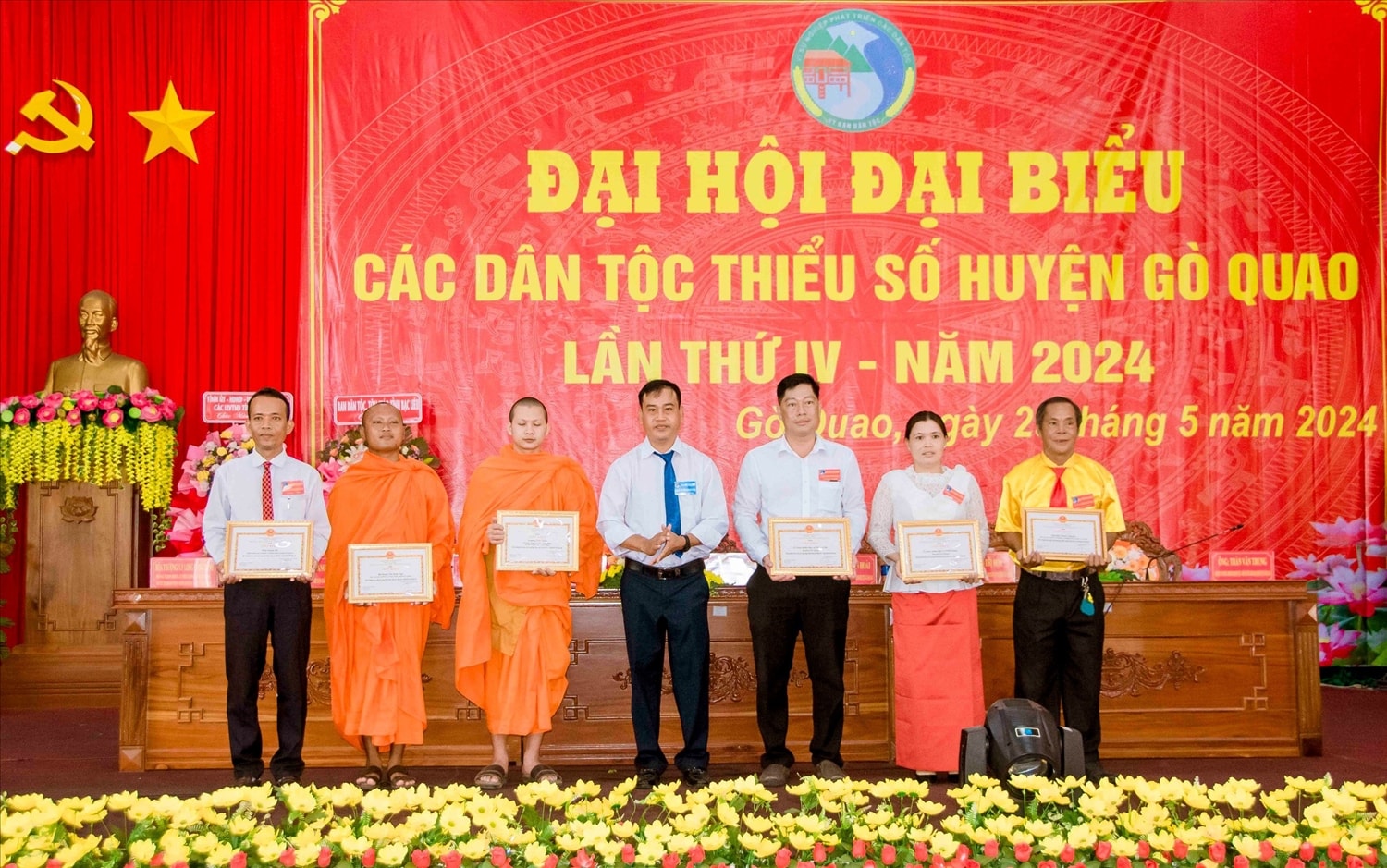 Ông Danh Phúc, Trưởng ban Dân tộc tỉnh Kiên Giang trao Giấy khen cho các tập thể và cá nhân. Ông Danh Phúc, Trưởng ban Dân tộc tỉnh Kiên Giang trao Giấy khen cho các tập thể và cá nhân