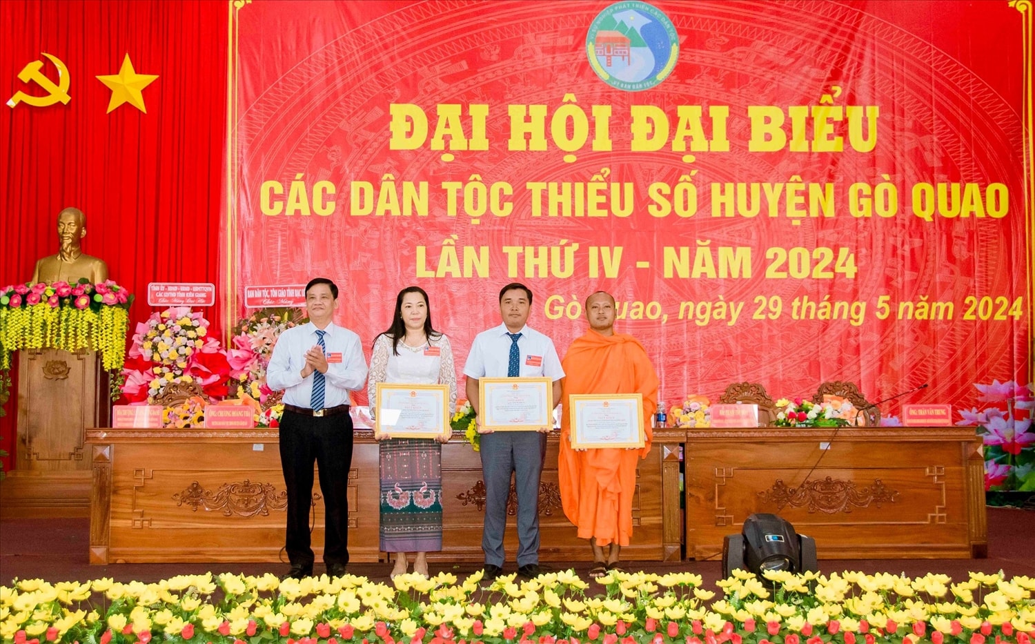 Lãnh đạo UBND huyện Gò Quao trao Giấy khen của UBND huyện cho các tập thể Lãnh đạo UBND huyện Gò Quao trao Giấy khen của UBND huyện cho các tập thể