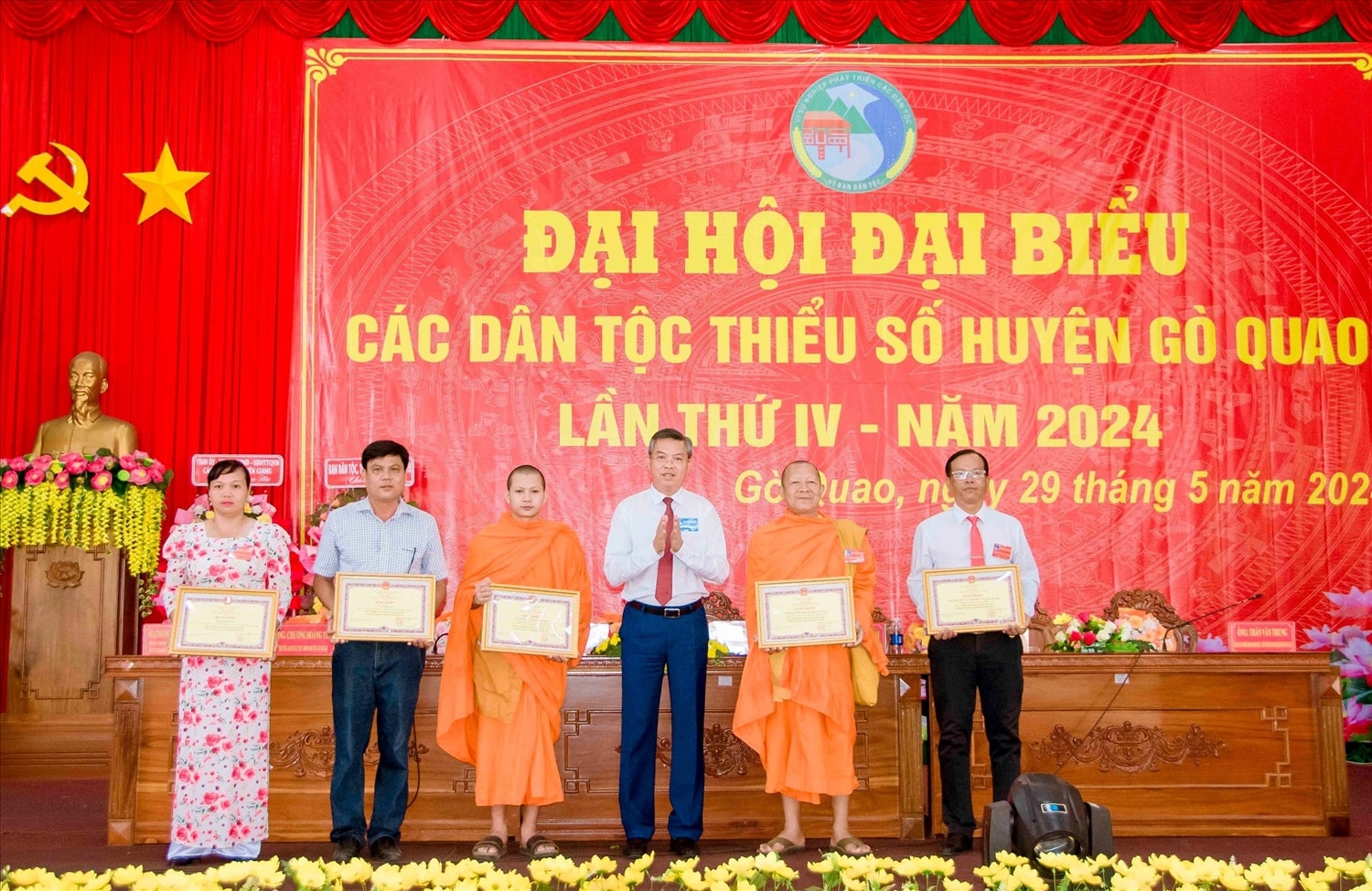 Phó Chủ tịch UBND tỉnh Nguyễn Lưu Trung trao Bằng khen của Chủ tịch UBND tỉnh Kiên Giang cho các tập thể và cá nhân Phó Chủ tịch UBND tỉnh Nguyễn Lưu Trung trao Bằng khen của Chủ tịch UBND tỉnh Kiên Giang cho các tập thể và cá nhân