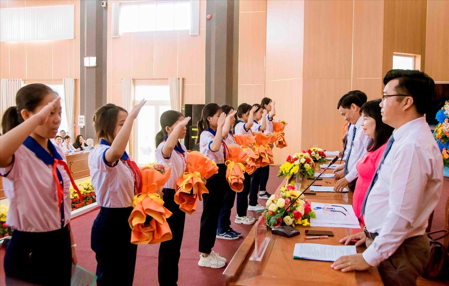Các cháu học sinh Trường Dân tộc Nội trú huyện Gò Quao tặng hoa cho Đoàn Chủ tịch Các cháu học sinh Trường Dân tộc Nội trú huyện Gò Quao tặng hoa cho Đoàn Chủ tịch