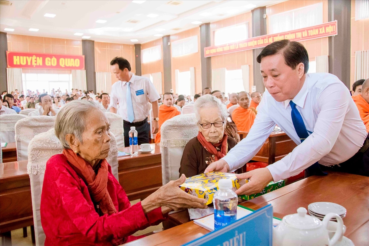 Ông Trần Thanh Việt, Bí thư Huyện ủy Gò Quao (Kiên Giang) tặng quà cho Mẹ Việt Nam anh hùng Thị Hẹn và Tạ Thị Ky là người DTTS Ông Trần Thanh Việt, Bí thư Huyện ủy Gò Quao (Kiên Giang) tặng quà cho Mẹ Việt Nam Anh hùng Thị Hẹn và Tạ Thị Ky là người DTTS