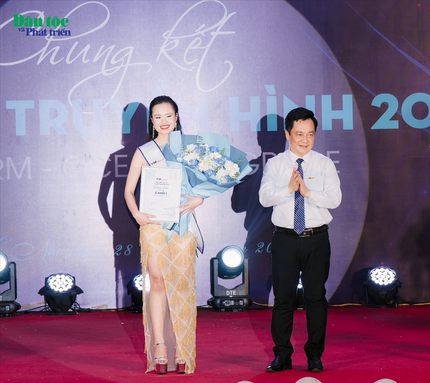 TS. Trần Tiến, Phó Hiệu trưởng phụ trách Trường Cao đẳng Truyền hình trao danh hiệu Á khôi 1