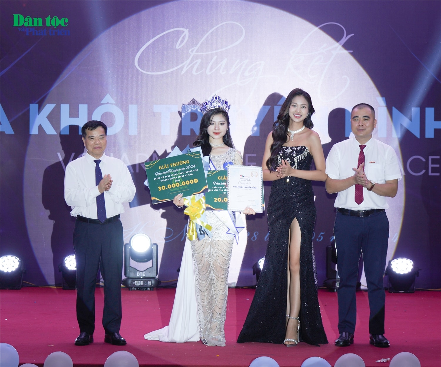 Ông Đinh Đắc Vĩnh - Phó Tổng Giám đốc Đài Truyền hình Việt Nam (ngoài cùng bên trái) cùng các vị Ban Giám khảo trao giải cho tân Hoa khôi Truyền hình 2024 Bùi Quỳnh Như