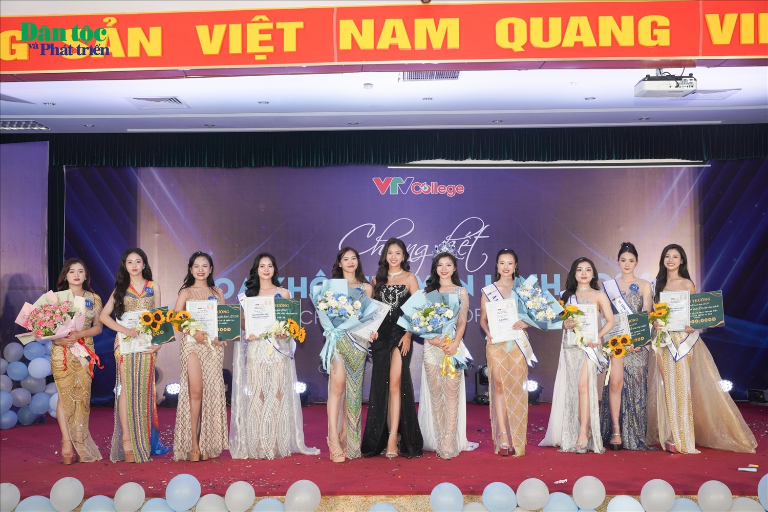 Miss Thảo Liên - Hoa khôi Hà Nội 2023, Top 5 Hoa hậu các dân tộc Việt Nam 2022 chụp ảnh cùng top 10 thí sinh  VCharm 2024