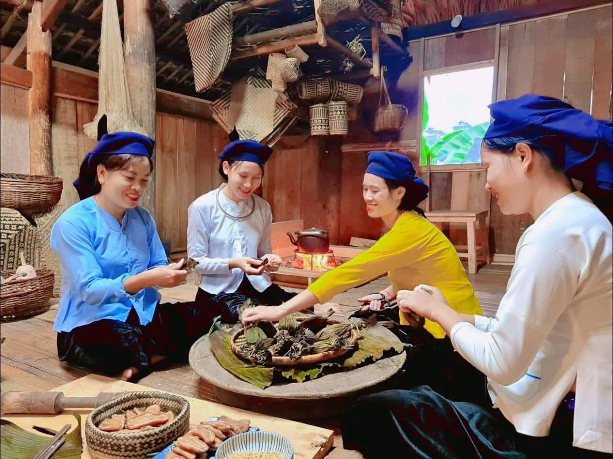 Đồng bào dân tộc Tày chế biến món ăn trên không gian nhà sàn. 