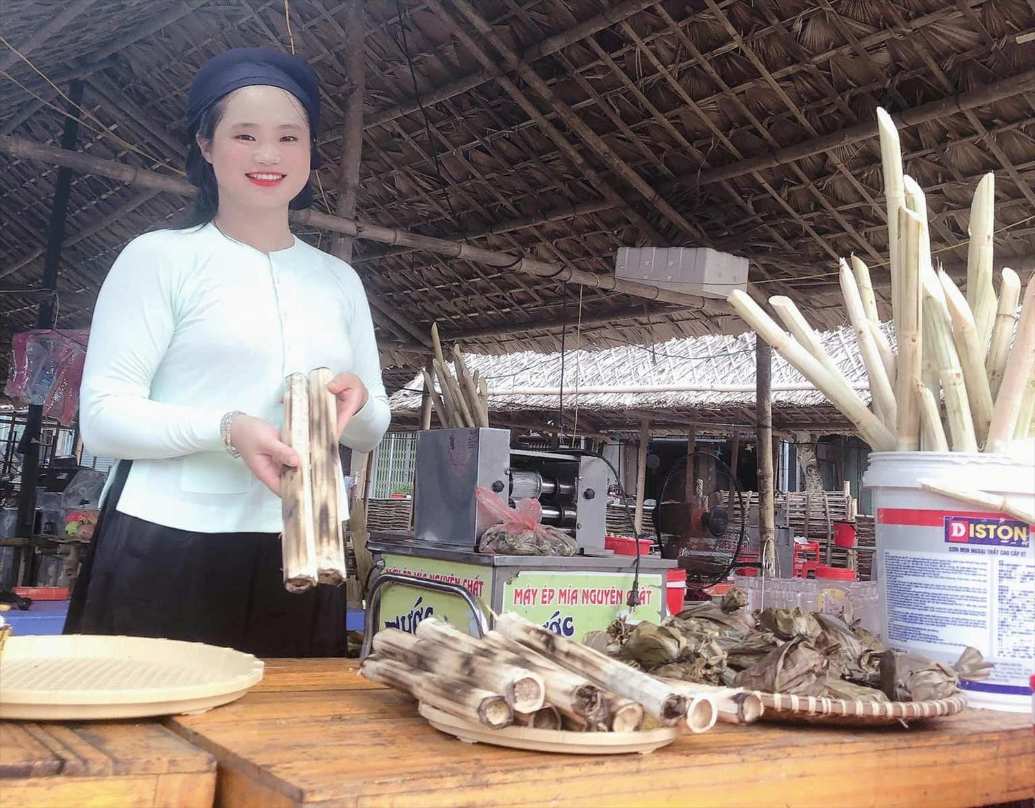 Đồng bào giới thiệu món cơm lam tại chợ phiên. 