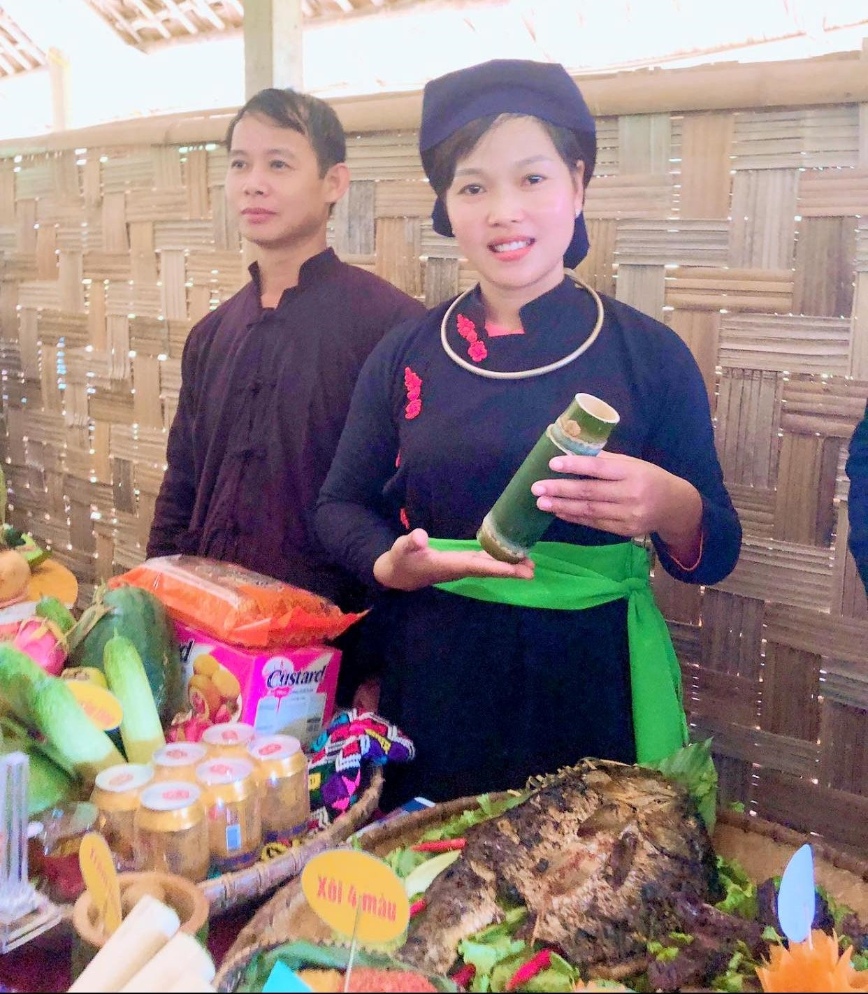 Đồng bào Tày giới thiệu ẩm thực trong lễ hội ẩm thực. 