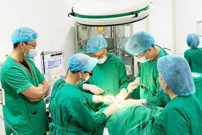 a phẫu thuật hết sức phức tạp kéo dài hơn 5 giờ Ca phẫu thuật hết sức phức tạp kéo dài hơn 5 giờ