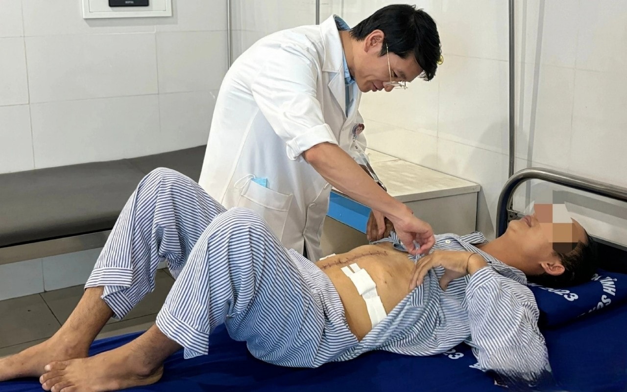 BS Bệnh viện Đa khoa tỉnh Sơn La thăm khám bệnh nhân sau phẫu thuật. Ảnh:BVCC BS Bệnh viện Đa khoa tỉnh Sơn La thăm khám bệnh nhân sau phẫu thuật. Ảnh:BVCC