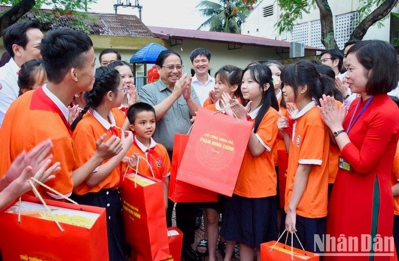 Thủ tướng Phạm Minh Chính với các cháu học sinh Trung tâm Nuôi dưỡng trẻ khuyết tật Hà Nội