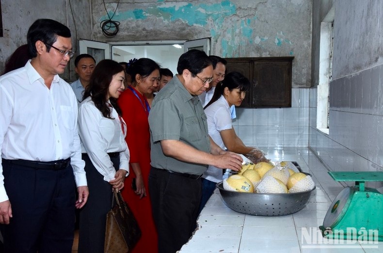 Thủ tướng Phạm Minh Chính thăm, kiểm tra khu vực bếp ăn của Trung tâm Nuôi dưỡng trẻ khuyết tật Hà Nội