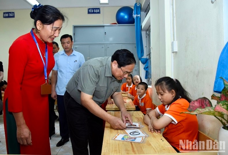 Thủ tướng Phạm Minh Chính ân cần thăm hỏi các cháu học sinh khuyết tật