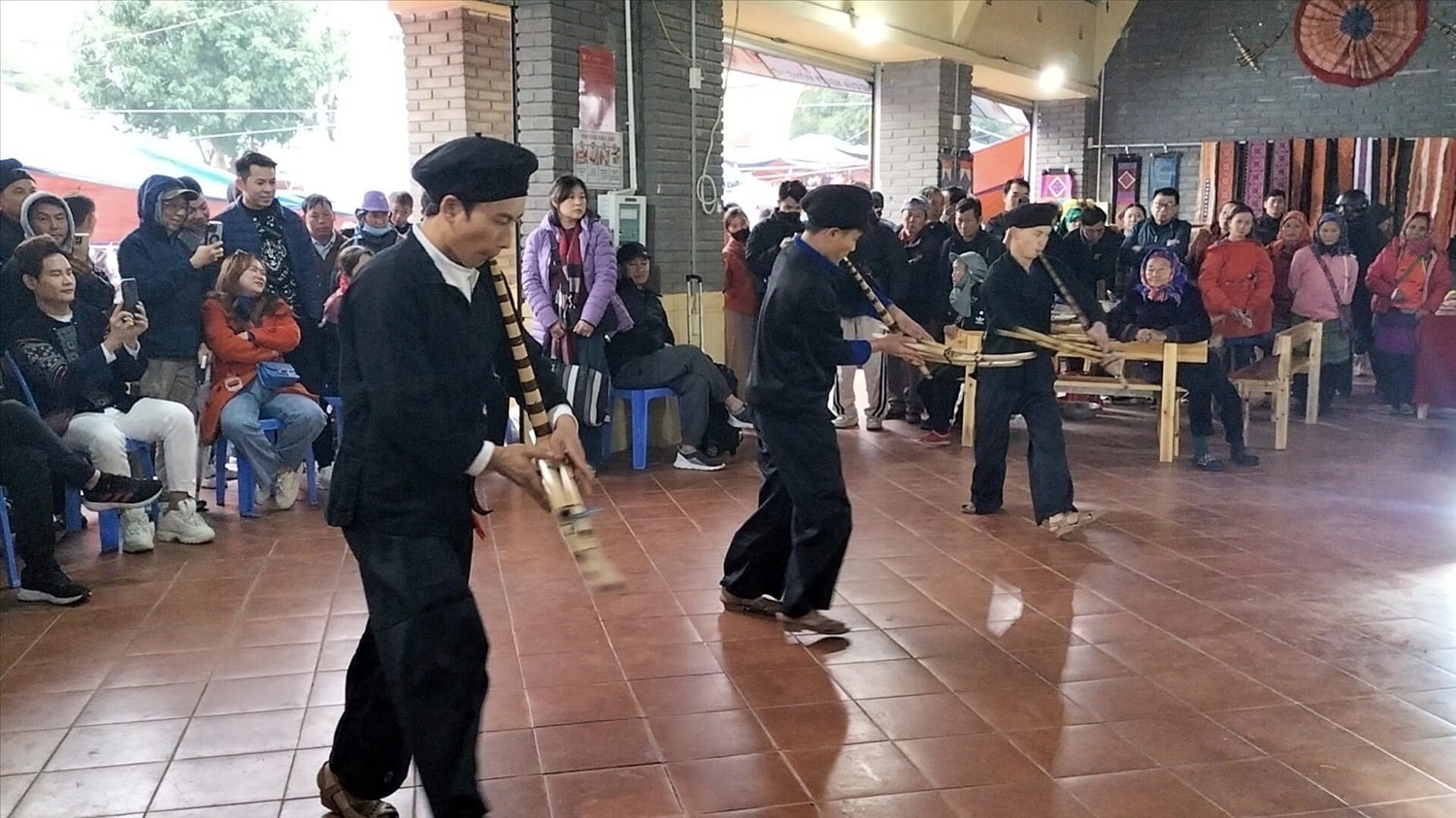 Các điệu múa khèn Mông đặc sắc luôn tạo ấn tượng sâu đậm cho du khách khi đến với miền Cao nguyên trắng Bắc Hà
