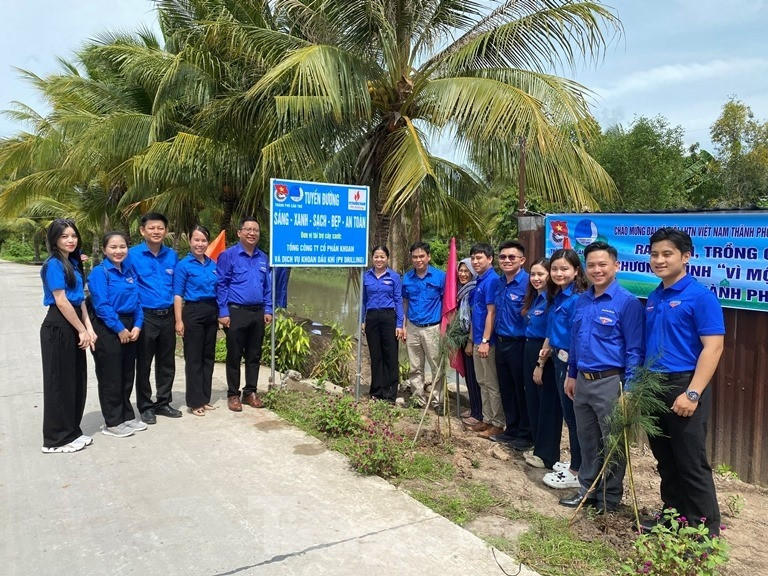 Thành đoàn Cần Thơ ra mắt tuyến đường xanh - sạch - đẹp