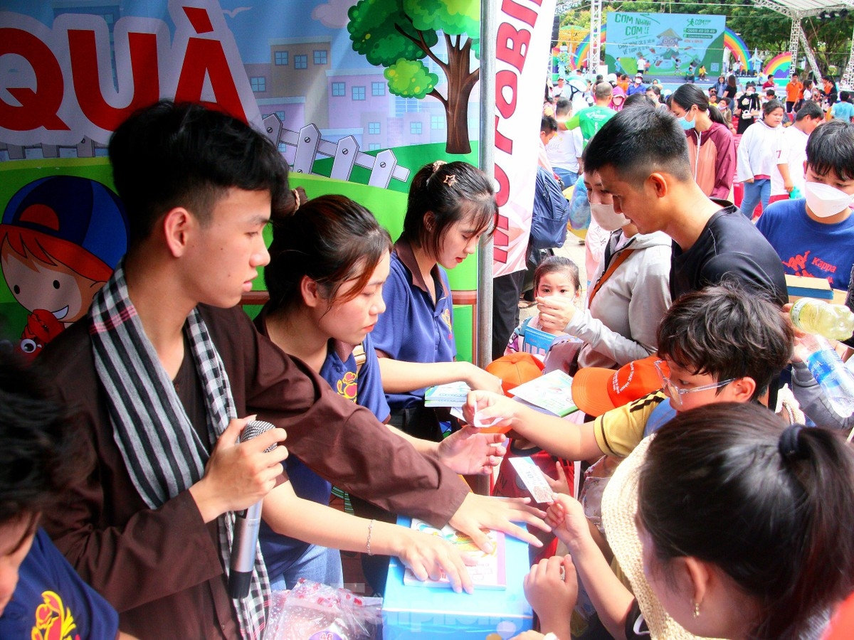 Trẻ em tham gia chương trình đổi rác lấy quà tại chương trình. (Ảnh: M. Trung)