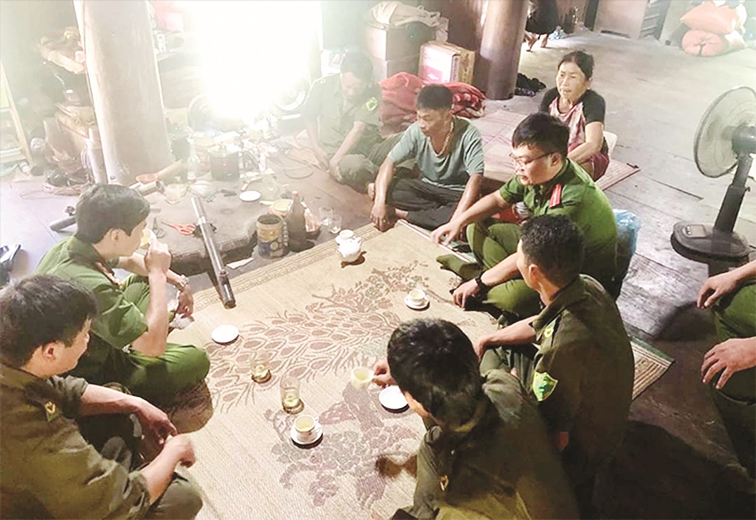 Cán bộ gần dân để nắm bắt tâm tư nguyện vọng cũng như tình hình an ninh trật tự
