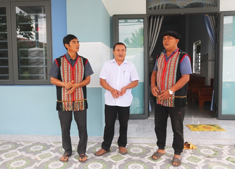 Ông Đoàn Văn Dúi (bìa phải) phấn khởi nói về ngôi nhà mới xây từ nguồn vốn hỗ trợ xây dựng nhà ở của Dự án 1, Chương trình MTQG 1719. (Ảnh: Ngô Xuân). Ông Đoàn Văn Dúi (bìa phải) phấn khởi nói về ngôi nhà mới xây từ nguồn vốn hỗ trợ xây dựng nhà ở của Dự án 1, Chương trình MTQG 1719. (Ảnh: Ngô Xuân)