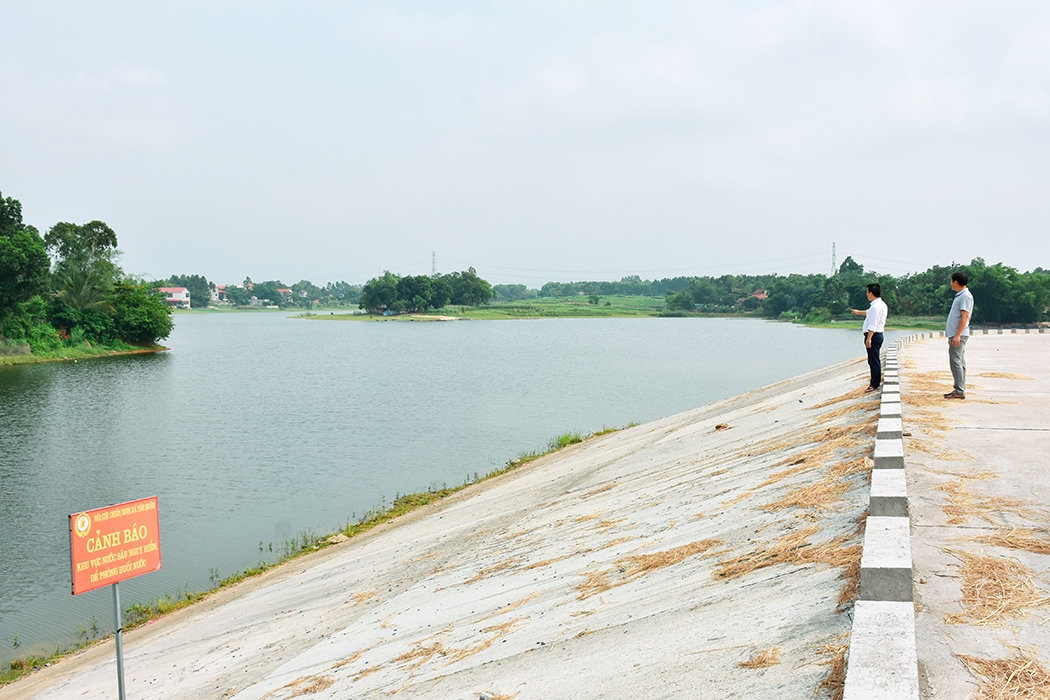Nỗi lo an toàn hồ đạp luôn thường trực mỗi khi mùa mưa bão về. Ảnh: minh hoạ