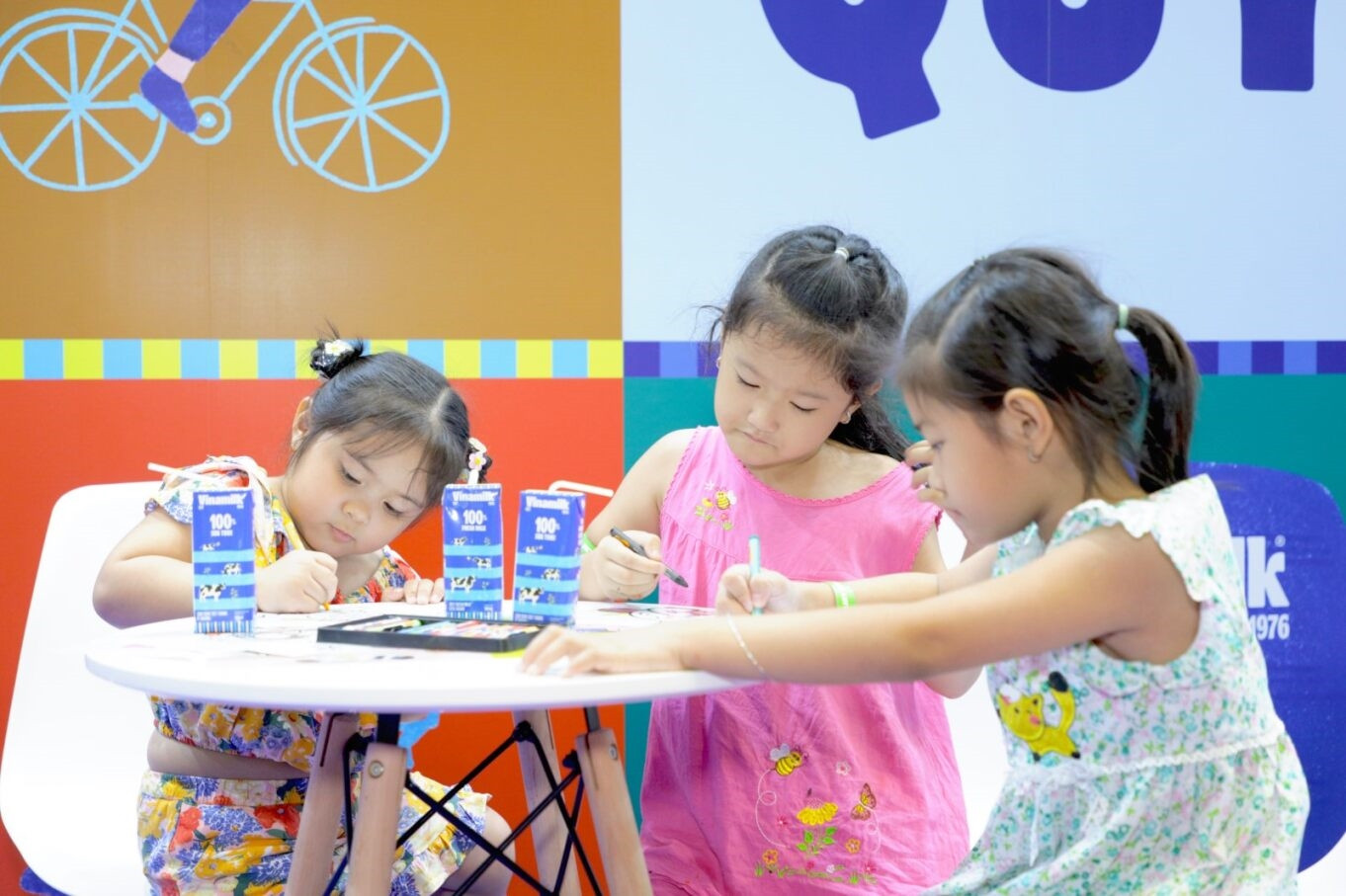 Các em nhỏ được uống sữa thỏa thích, tham gia sân chơi miễn phí và các hoạt động đổi vỏ hộp sữa lấy quà, check-in góp cây cho rừng nhân ngày 1/6. Các em nhỏ được uống sữa thỏa thích, tham gia sân chơi miễn phí và các hoạt động đổi vỏ hộp sữa lấy quà, check-in góp cây cho rừng nhân ngày 1/6.