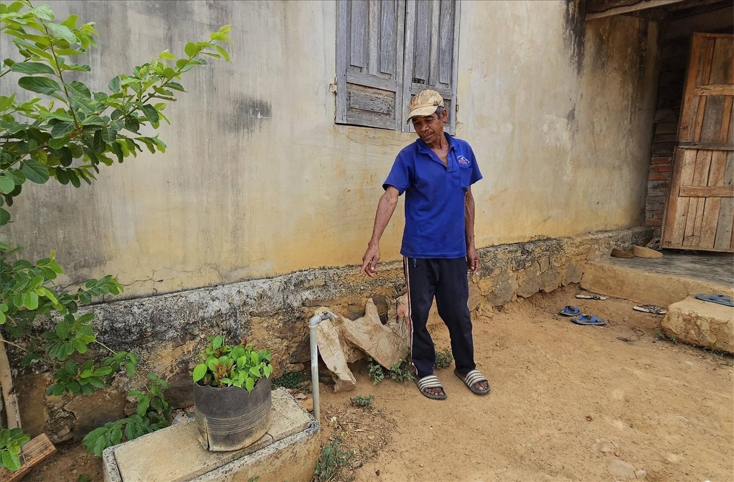 Không ít hộ đồng bào DTTS xã Ea Sin sống bên công trình nước sạch nhưng thiếu nước sinh hoạt