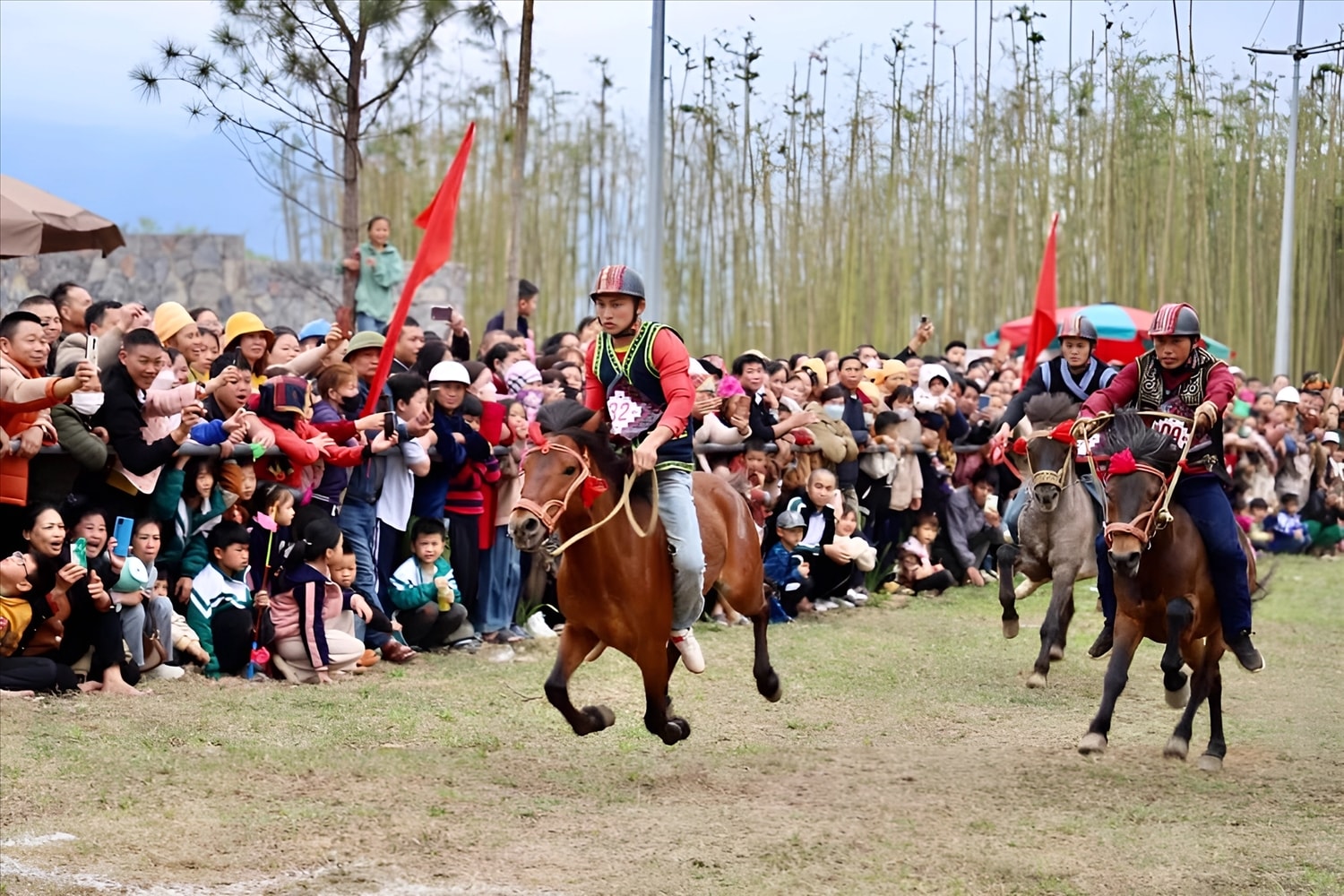 Anh Nông Văn Nghinh, thôn Pá Han, xã Phù Lưu (huyện Hàm Yên) dẫn đầu đoàn đua tại Giải đua ngựa đầu Xuân 2024 - Shanrila Mường Lò (Yên Bái). Anh Nông Văn Nghinh, thôn Pá Han, xã Phù Lưu (huyện Hàm Yên) dẫn đầu đoàn đua tại Giải đua ngựa đầu Xuân 2024 - Shanrila Mường Lò (Yên Bái)