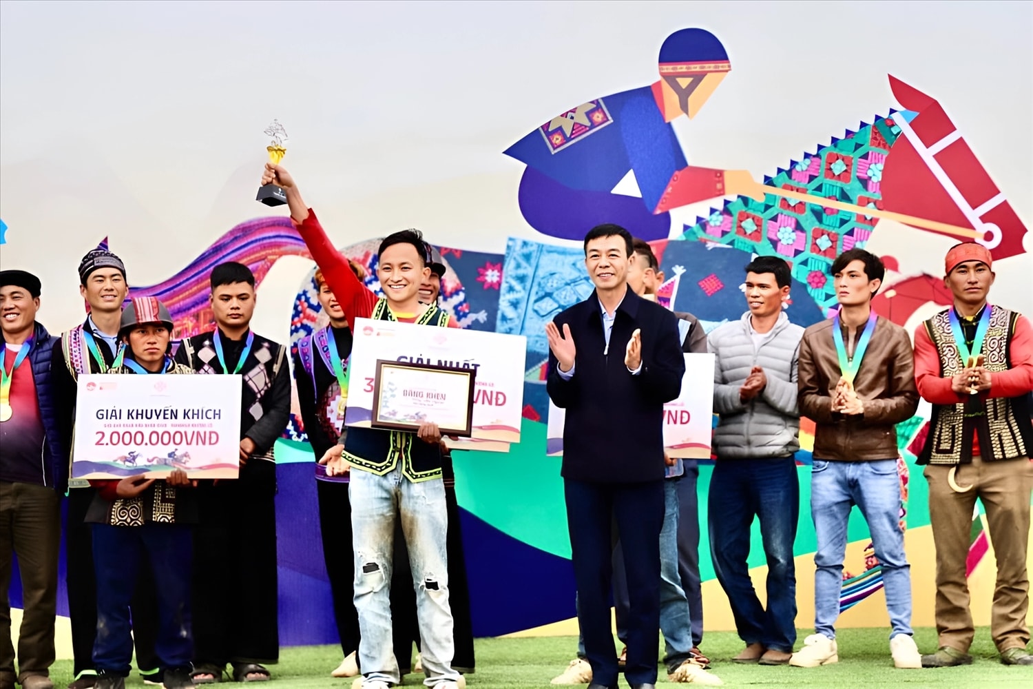 Giải Nhất tại Giải đua ngựa đầu Xuân 2024 - Shanrila Mường Lò (Yên Bái) thuộc về đội đua Làng Khiêng. Giải Nhất tại Giải đua ngựa đầu Xuân 2024 - Shanrila Mường Lò (Yên Bái) thuộc về đội đua Làng Khiêng