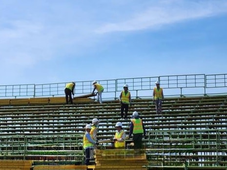 Nhân viên kỹ thuật và công nhân gấp rút hoàn thiện các bước cuối cùng tại sân khấu chính