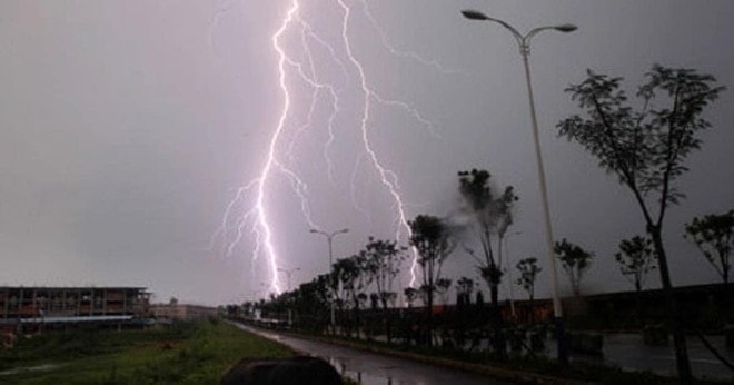 Bầu trời Hà Nội trong cơn mưa sáng 5-6
