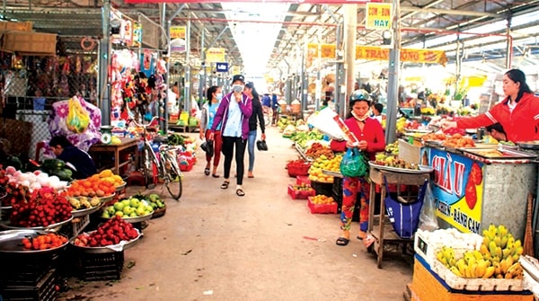 Giữ lại mô hình chợ truyền thống là cần thiết, tuy nhiên, vấn đề đặt ra là làm thế nào để vừa duy trì được những nét văn hóa của chợ truyền thống, đồng thời thay đổi tư duy cũng như thói quen mua bán cho phù hợp với xu hướng phát triển hiện đại
