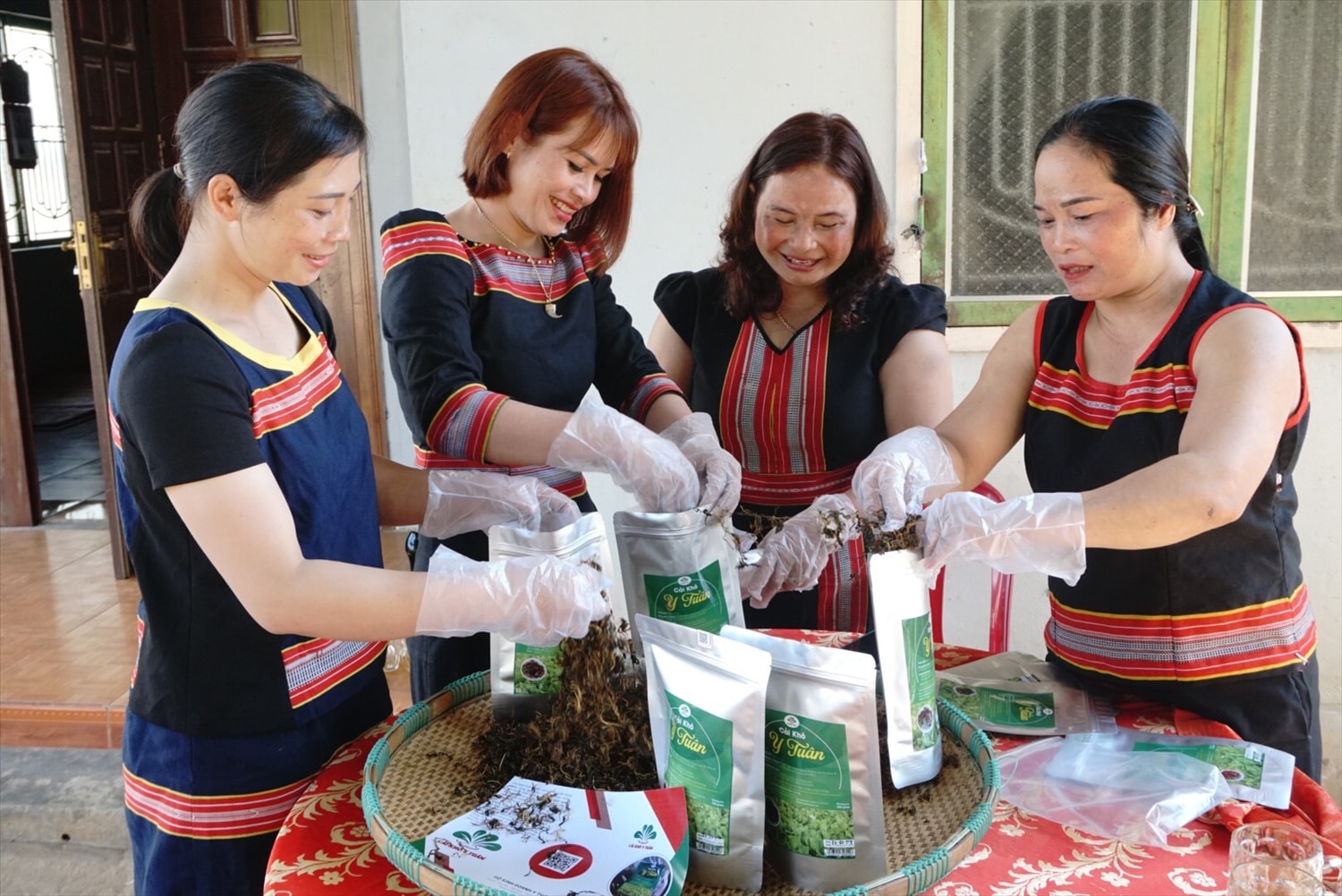 Sau khi cải muối được thái nhỏ và phơi khô sẽ được đóng gói vào bao bì. Sau khi cải muối được thái nhỏ và phơi khô sẽ được đóng gói vào bao bì
