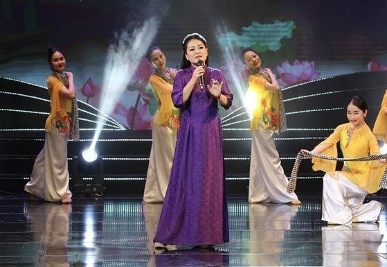 Ca sĩ Anh Thơ biểu diễn trong chương trình là gương mặt nghệ sĩ được công chúng yêu mến.
