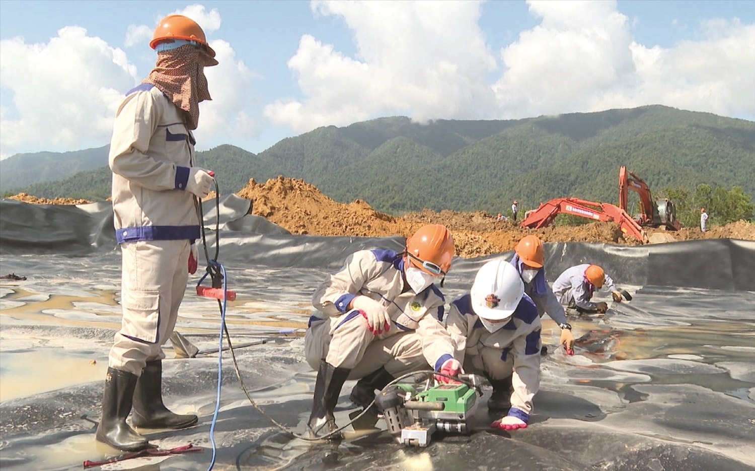 Binh chủng hóa học làm sạch dioxin tại sân bay A So. (Ảnh BCH Quân sự tỉnh Thừa Thiên Huế) Binh chủng hóa học làm sạch dioxin tại sân bay A So. (Ảnh BCH Quân sự tỉnh Thừa Thiên Huế)
