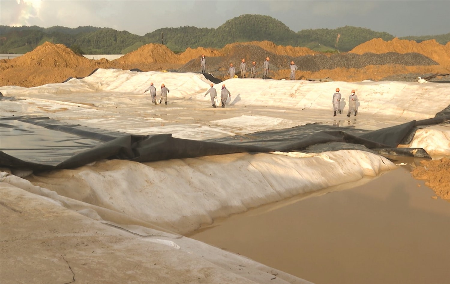 Binh chủng Hóa học làm sạch dioxin tại sân bay A So (ảnh BCH Quân sự tỉnh Thừa Thiên Huế) Binh chủng Hóa học làm sạch dioxin tại sân bay A So (ảnh BCH Quân sự tỉnh Thừa Thiên Huế)