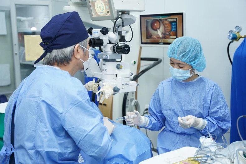 Bác sĩ Bùi Tiến Hùng đang thực hiện một ca phẫu thuật Phakic ICL