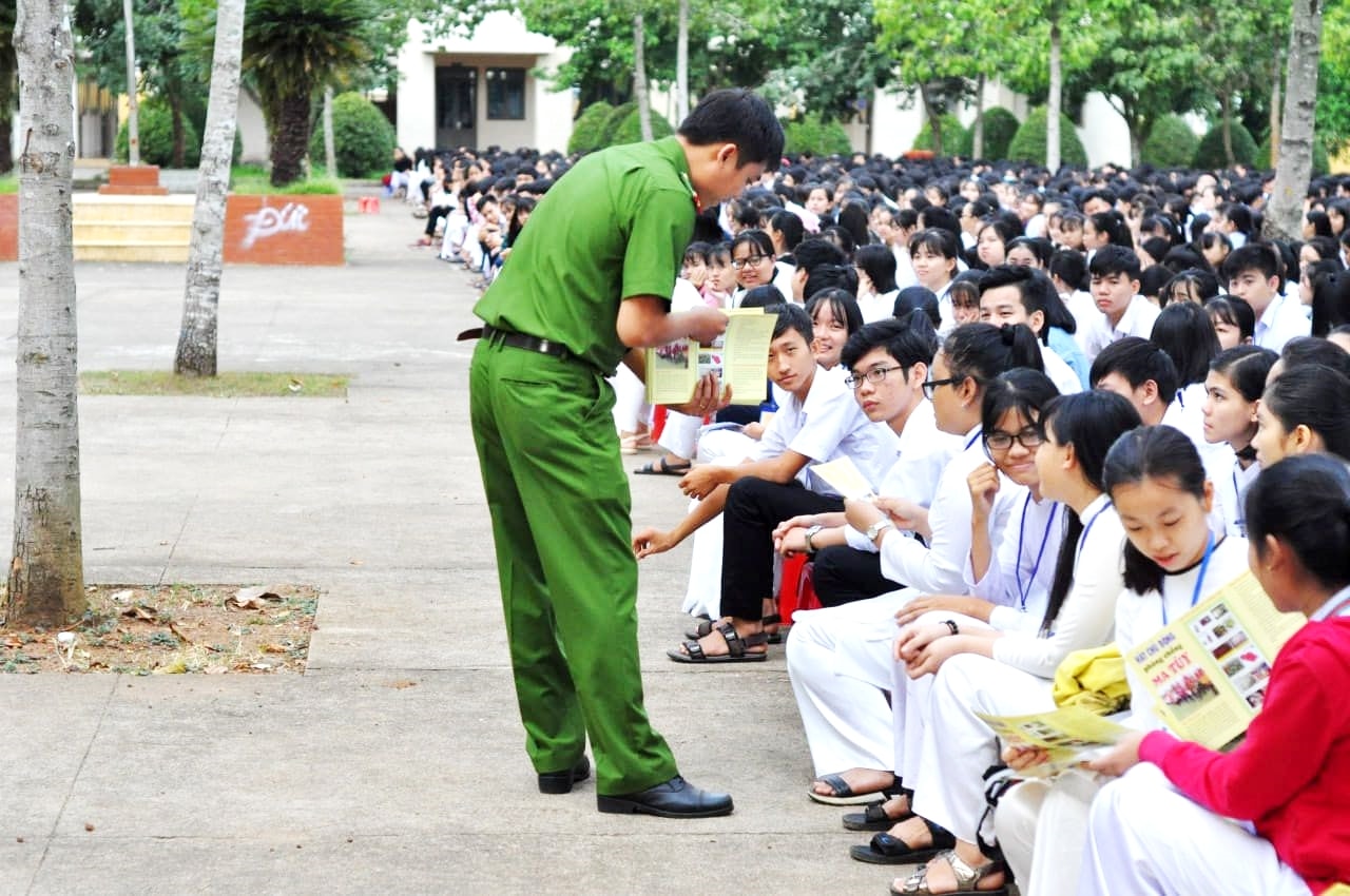 Công an tỉnh Bình Phước phát tờ rơi tuyên truyền, phòng chống ma túy tại trường học. Công an tỉnh Bình Phước phát tờ rơi tuyên truyền, phòng chống ma túy tại trường học.