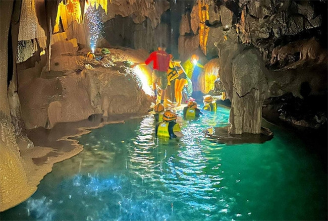 Phát hiện hồ nước trong vắt,