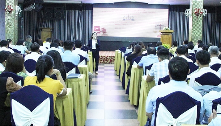 Báo cáo viên trình bày chuyên đề Kỹ năng truyền thông, vận động, tư vấn pháp luật về hôn nhân và gia đình trong đồng bào DTTS Báo cáo viên trình bày chuyên đề Kỹ năng truyền thông, vận động, tư vấn pháp luật về hôn nhân và gia đình trong đồng bào DTTS