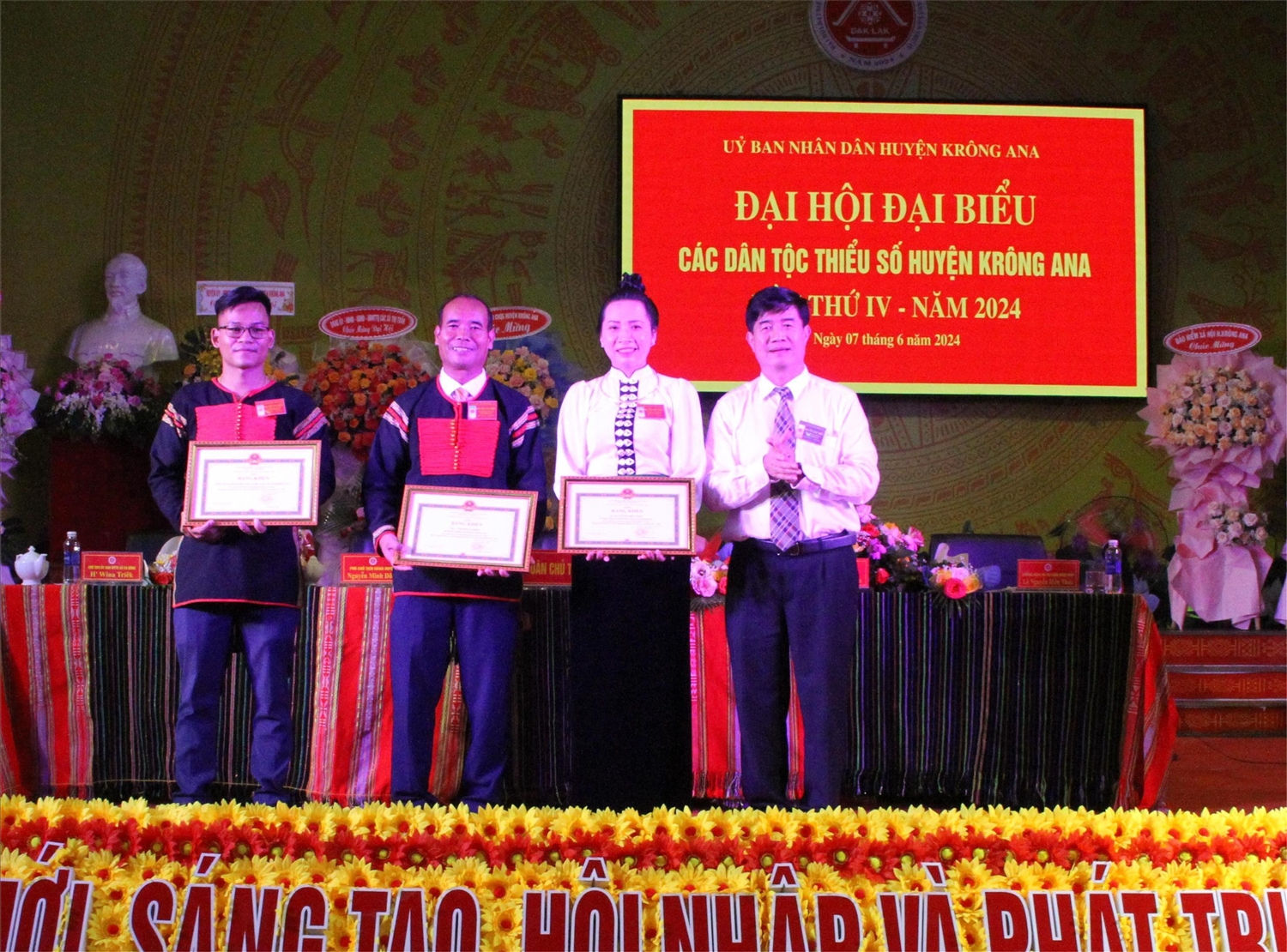 Phó chủ tịch UBND tỉnh Đắk Lắk Nguyễn Thiên Văn trao Bằng khen của UBND tỉnh cho các tập thể, cá nhân Phó Chủ tịch UBND tỉnh Đắk Lắk Nguyễn Thiên Văn trao Bằng khen của UBND tỉnh cho các tập thể, cá nhânPhó chủ tịch UBND tỉnh Đắk Lắk Nguyễn Thiên Văn trao Bằng khen của UBND tỉnh cho các tập thể, cá nhân