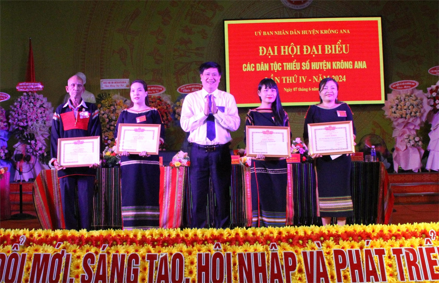 Phó trưởng Ban Dân tộc tỉnh Đắk Lắk Lê Ngọc Vinh trao giấy khen của Ban Dân tộc cho các tập thể các nhân Phó trưởng Ban Dân tộc tỉnh Đắk Lắk Lê Ngọc Vinh trao giấy khen của Ban Dân tộc cho các tập thể cá nhân