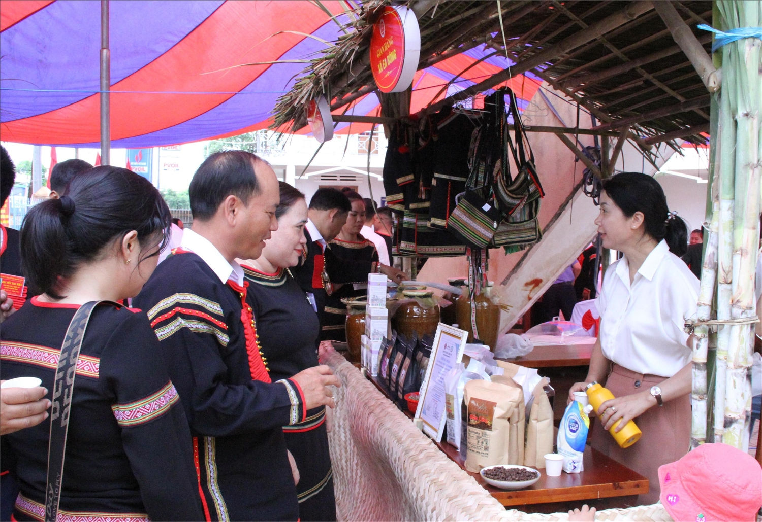 Các đại biểu tham quan gian hàng sản phẩm OCOP của huyện Các đại biểu tham quan gian hàng sản phẩm OCOP của huyện