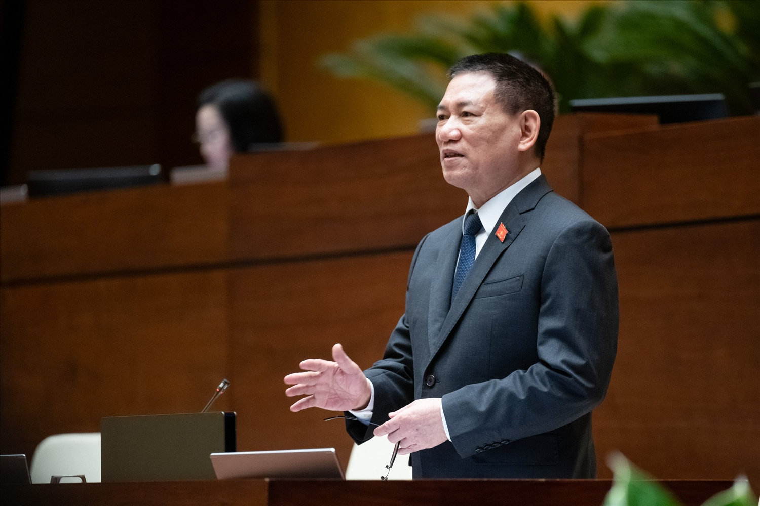 Bộ trưởng Bộ Tài chính Hồ Đức Phớc giải trình, làm rõ các vấn đề đại biểu quan tâm