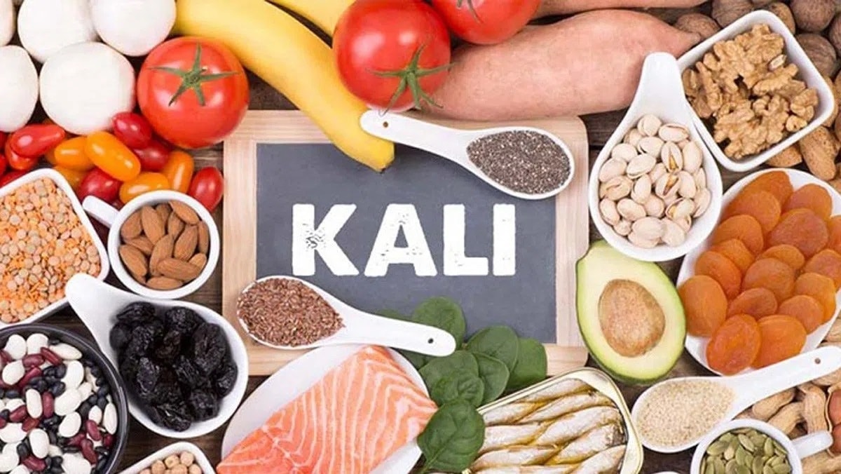 Kali giúp điều hòa, cân bằng nước và điện giải trong cơ thể cũng như duy trì hoạt động của các cơ quan