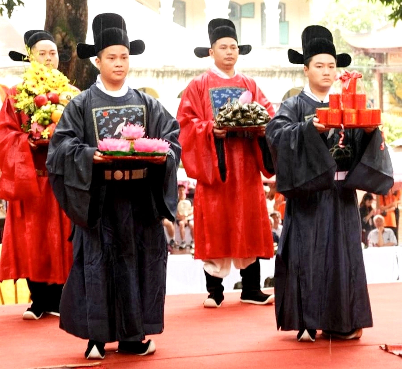 Hoạt động tái hiện nghi lễ tiến phẩm, dâng hương lên các vị tiên đế trong cung đình Thăng Long xưa nhân dịp Tết  Đoan Ngọ.
