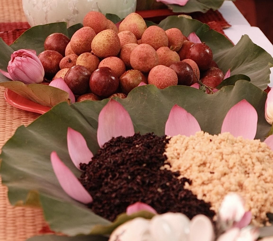 Theo quan niệm dân gian, trong cơ thể của chúng ta đều có “sâu bọ” sinh sống, đến ngày 5 tháng 5 sẽ ngoi lên. Do vậy, sau lễ cúng tổ tiên vào sáng sớm, cả nhà sẽ quây quần ăn hoa quả cùng cơm rượu nếp, bánh tro và uống rượu hùng hoàng, xương bồ... để diệt trừ  sâu bọ.