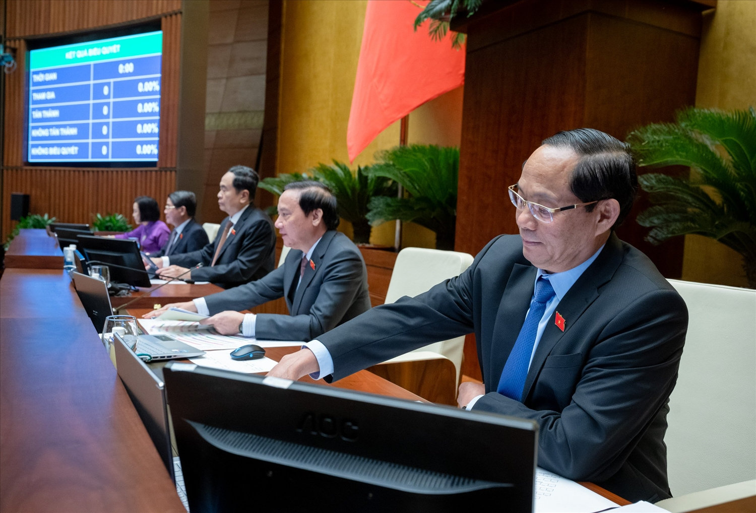 Các đại biểu bấm nút bỏ phiếu