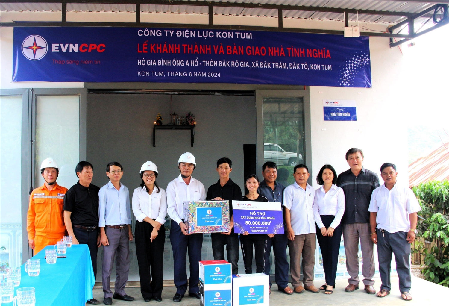 Niềm vui của vợ chồng A Hổ trong căn nhà mới